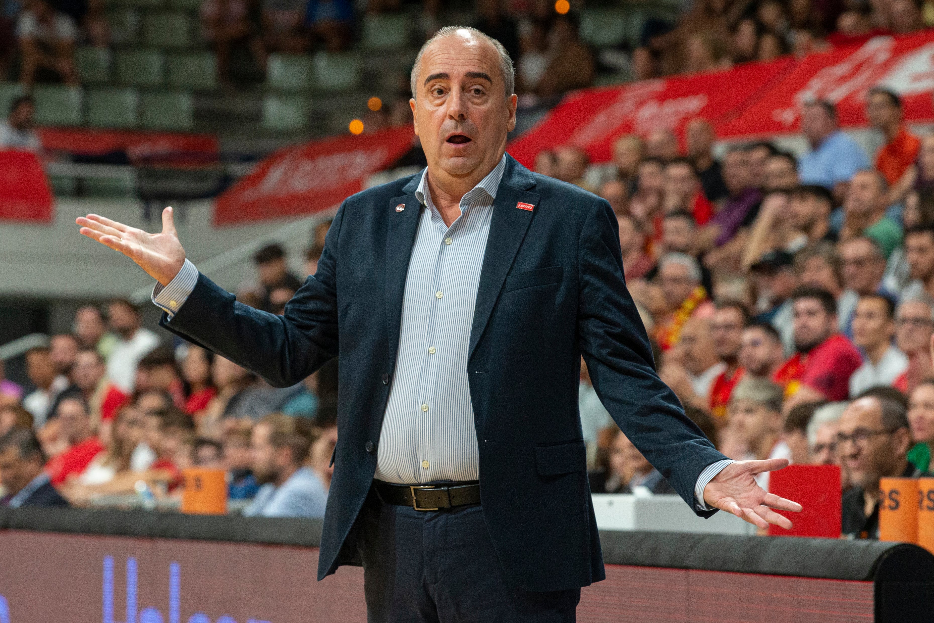 MURCIA, 30/09/2023.- El entrenador de Lenovo Tenerife, Txus Vidorreta, da instrucciones a sus jugadores durante el partido de la tercera jornada de la Liga Endesa que están disputando este sábado contra el UCAM Murcia en el Palacio de los Deportes de Murcia. EFE/Marcial Guillén