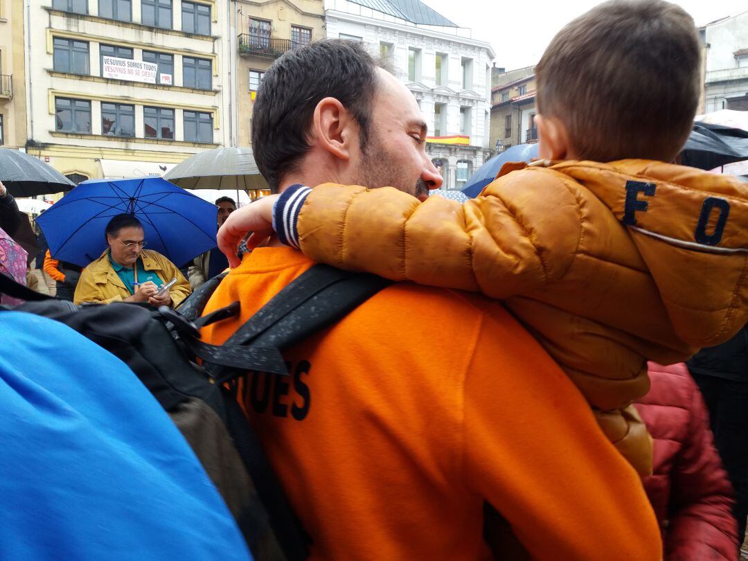 Los dos encerrados de Vesuvius eran recibidos por sus familias en la plaza de la Catedral y bajo la lluvia