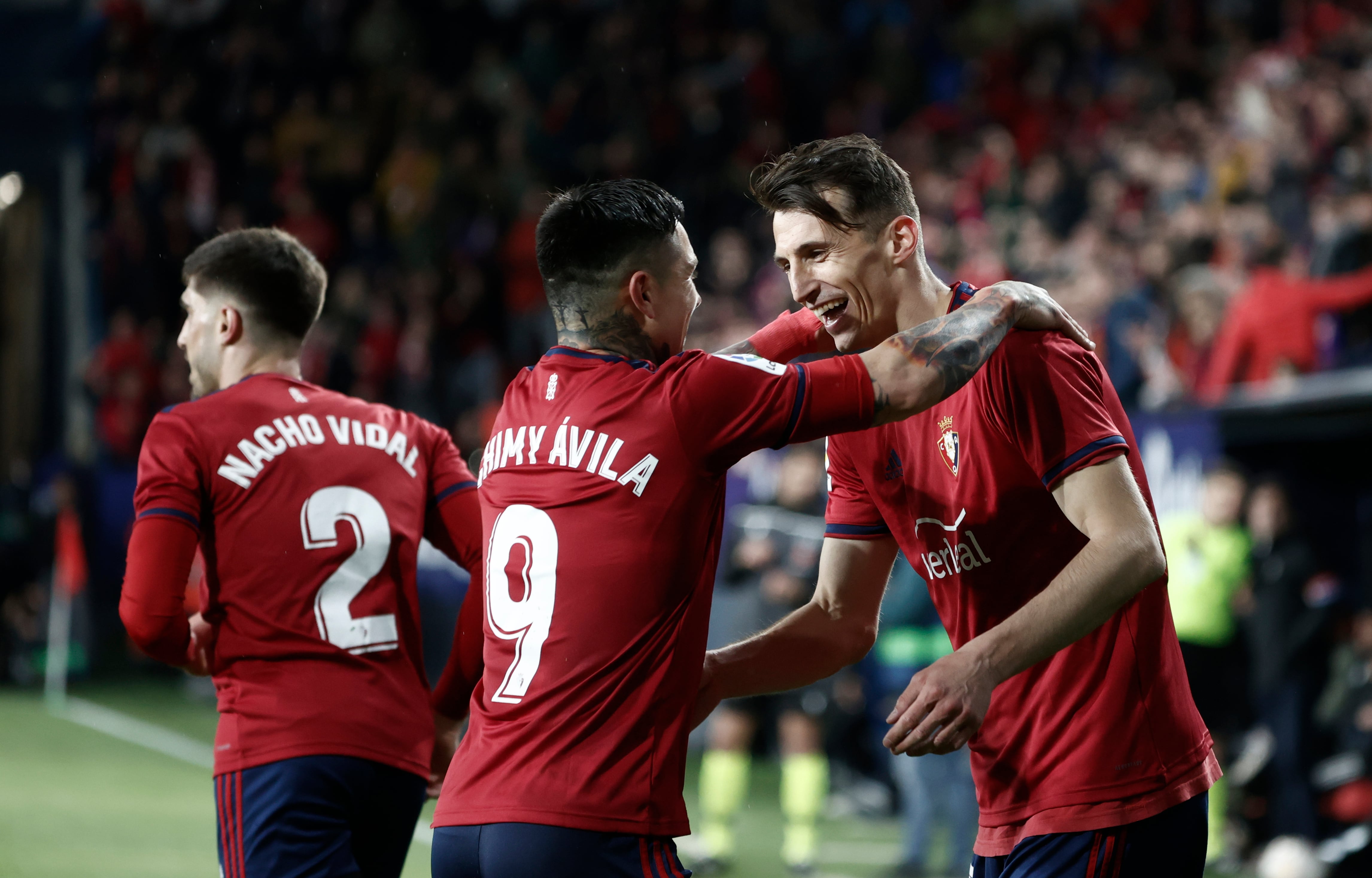 El Chimy Ávila y Ante Budimir, celebran el gol de Osasuna ante el Real Madrid en el estadio del Sadar, en Pamplona