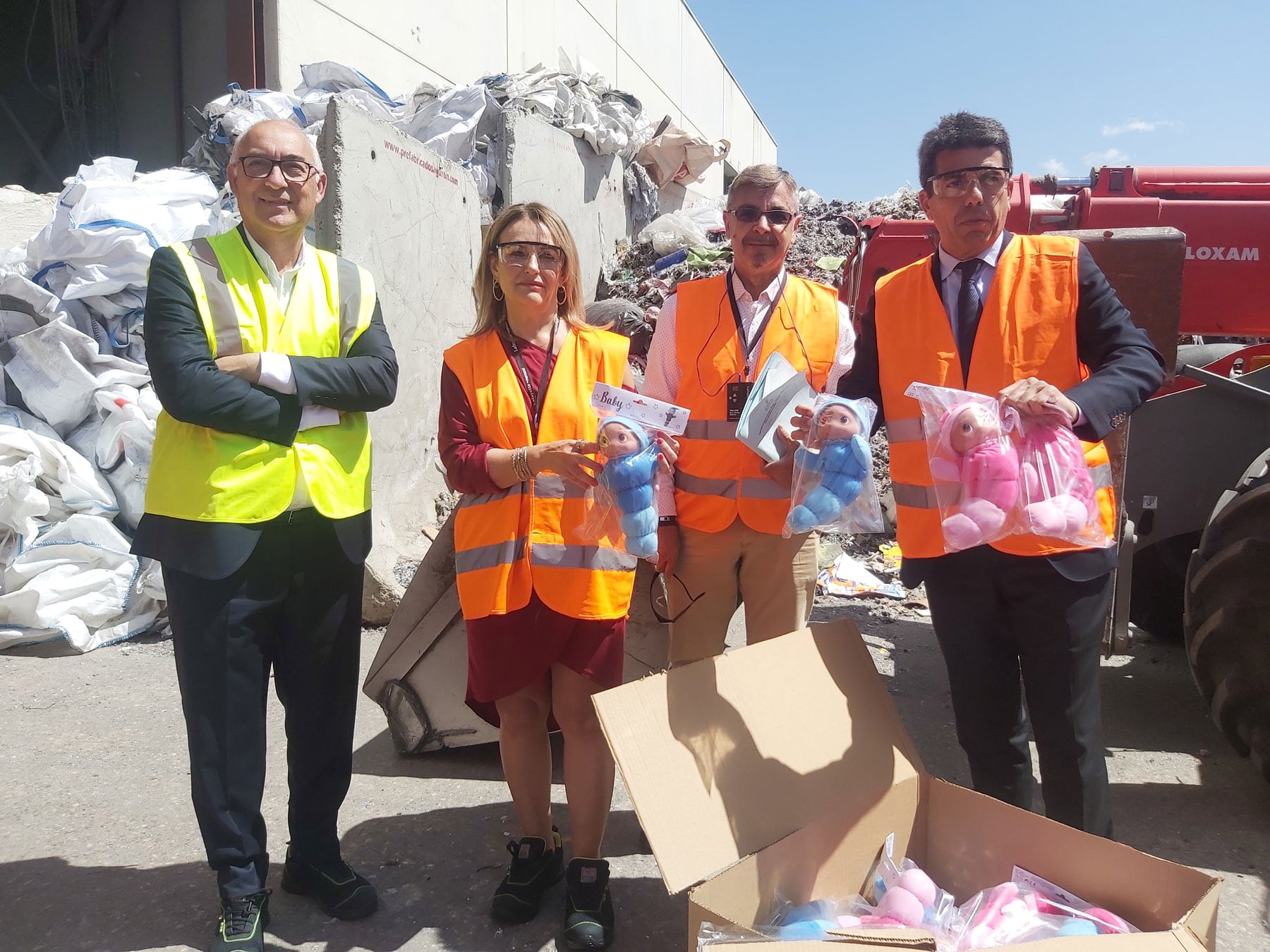 El CEO de Acteco, Jorge Ramis, la consellera de Industria, Nuria Montes, un inspector que ha revisado la eliminación de los juguetes, y el presidente de la Generalitat, Carlos Mazón