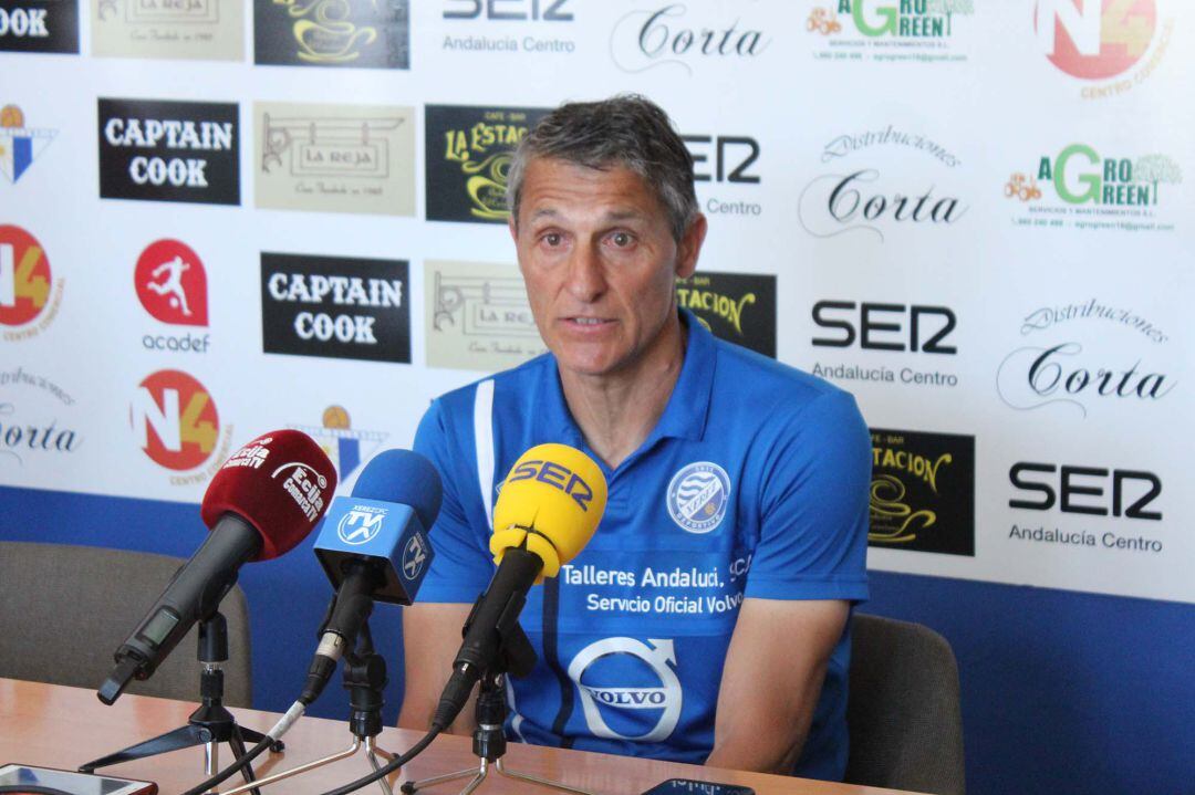 José Luis González durante la rueda de prensa en Écija 