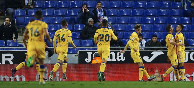 Álvaro Giménez celebra su gol para el Alcorcón en Cornellá.