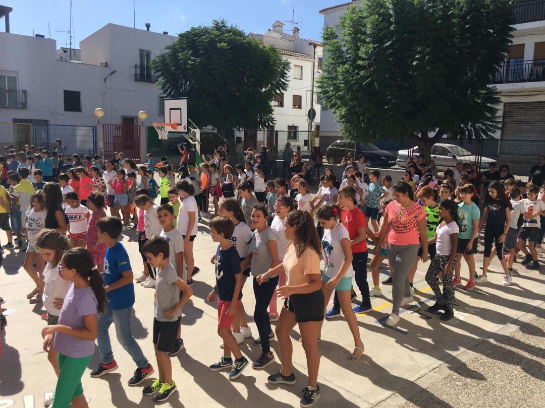 Escolares del CEIP Padre Melchor participan en una gran Dansà. 