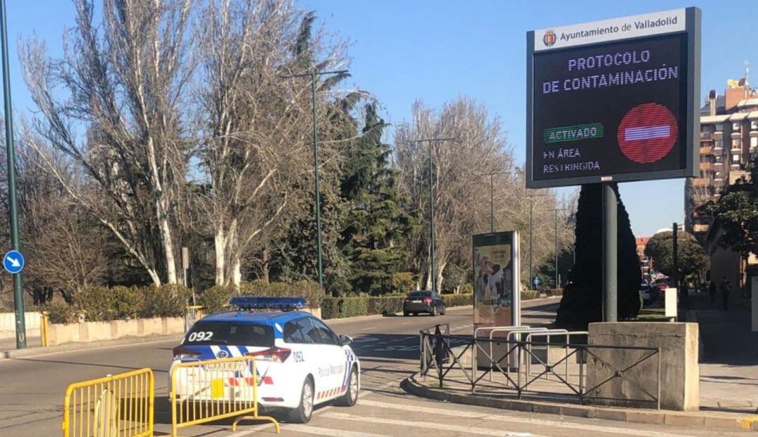 Uno de los acceso al centro urbano de Valladolid, cortado por la Policía Local