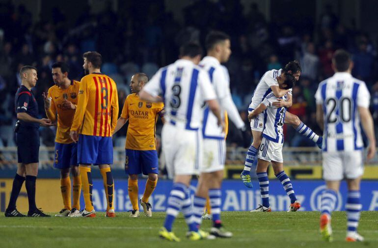 Los jugadores de la Real Sociedad celebran la victoria ante el FC Barcelona, al término del partido de Liga en Primera División disputado esta noche en el estadio de Anoeta, de San Sebastián. EFE/Javier Etxezarreta