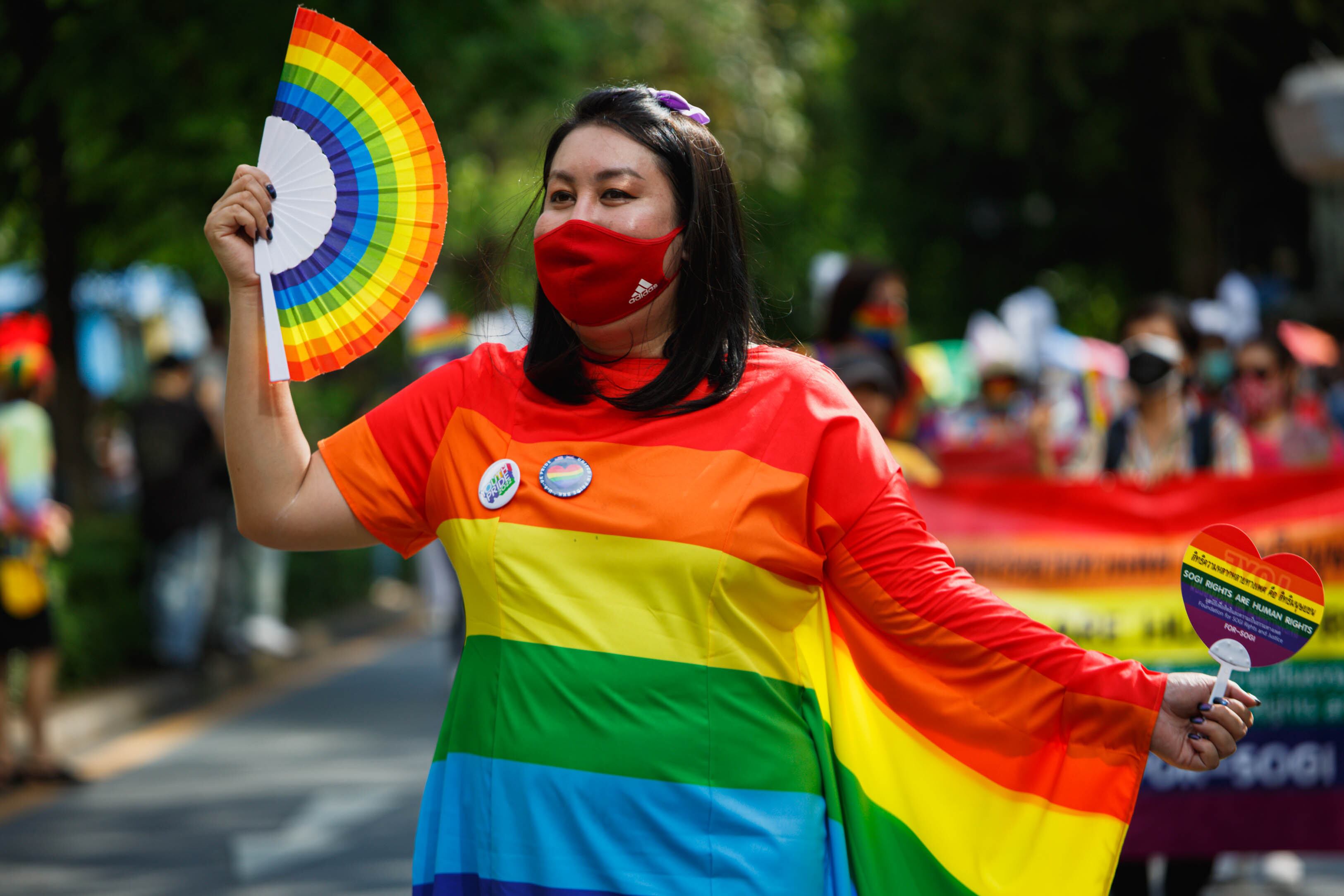 Mujer vestida con la bandera LGTBI+