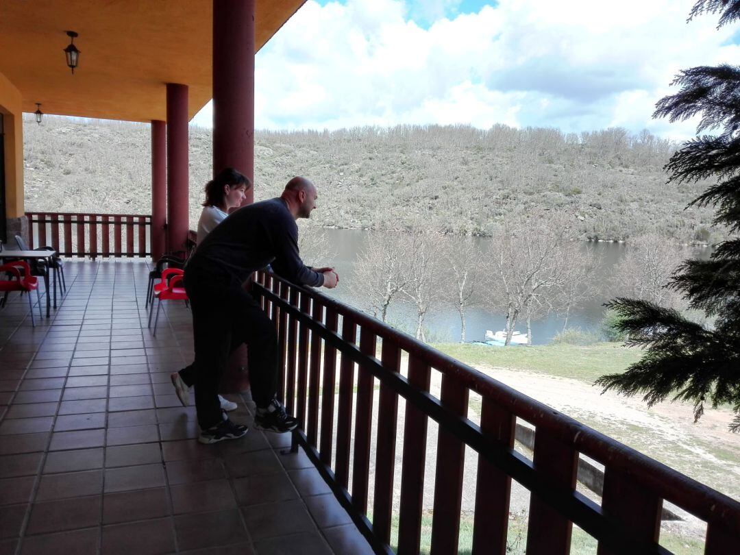 Mario y Cosmina, en las instalaciones del camping Los Molinos de Manzanal de Arriba