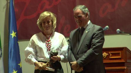 La fiscal Gracia Rodriguez recibió el premio de manos del alcalde de Quesada Manuel Vallejo