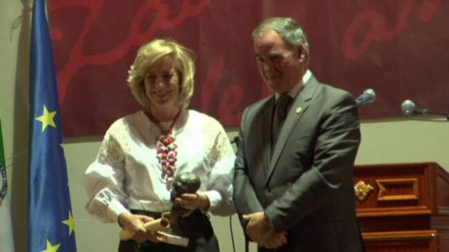 La fiscal Gracia Rodriguez recibió el premio de manos del alcalde de Quesada Manuel Vallejo