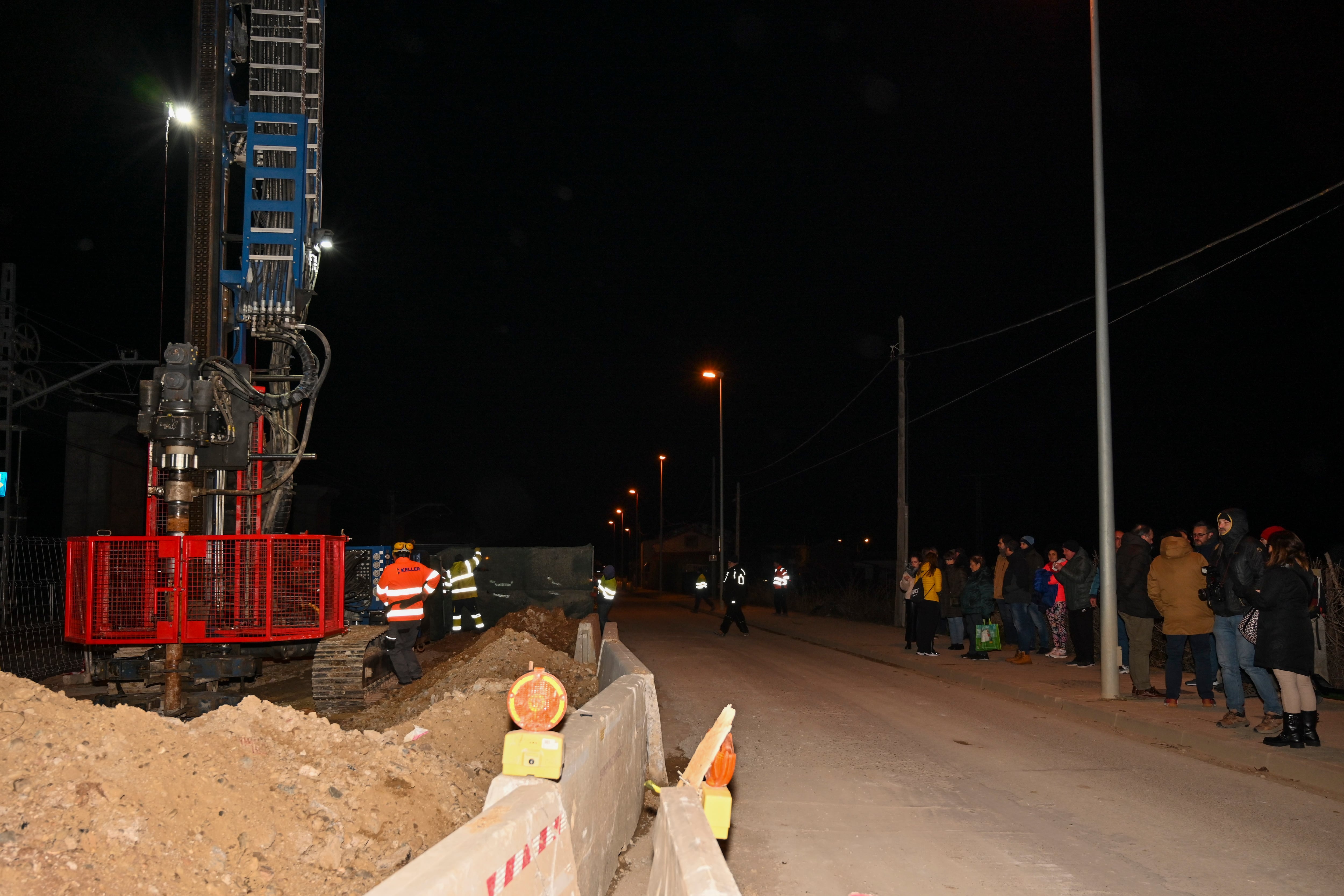 PALENCIA, 13/01/2025.- El Ayuntamiento obliga a Adif a parar las obras nocturnas del AVE en la ciudad de Palencia PALENCIA, 13/01/2025.- Vecinos y representantes municipales se han concentrado a las diez de la noche en el camino Viejo de Husillos de Palencia para parar las obras nocturnas de alta velocidad a Cantabria que Adif ejecuta en la salida norte de Palencia al incumplir la normativa de ruidos que prohíbe trabajar entre las diez de la noche y las ocho de la mañana. EFE/ Almudena Álvarez
