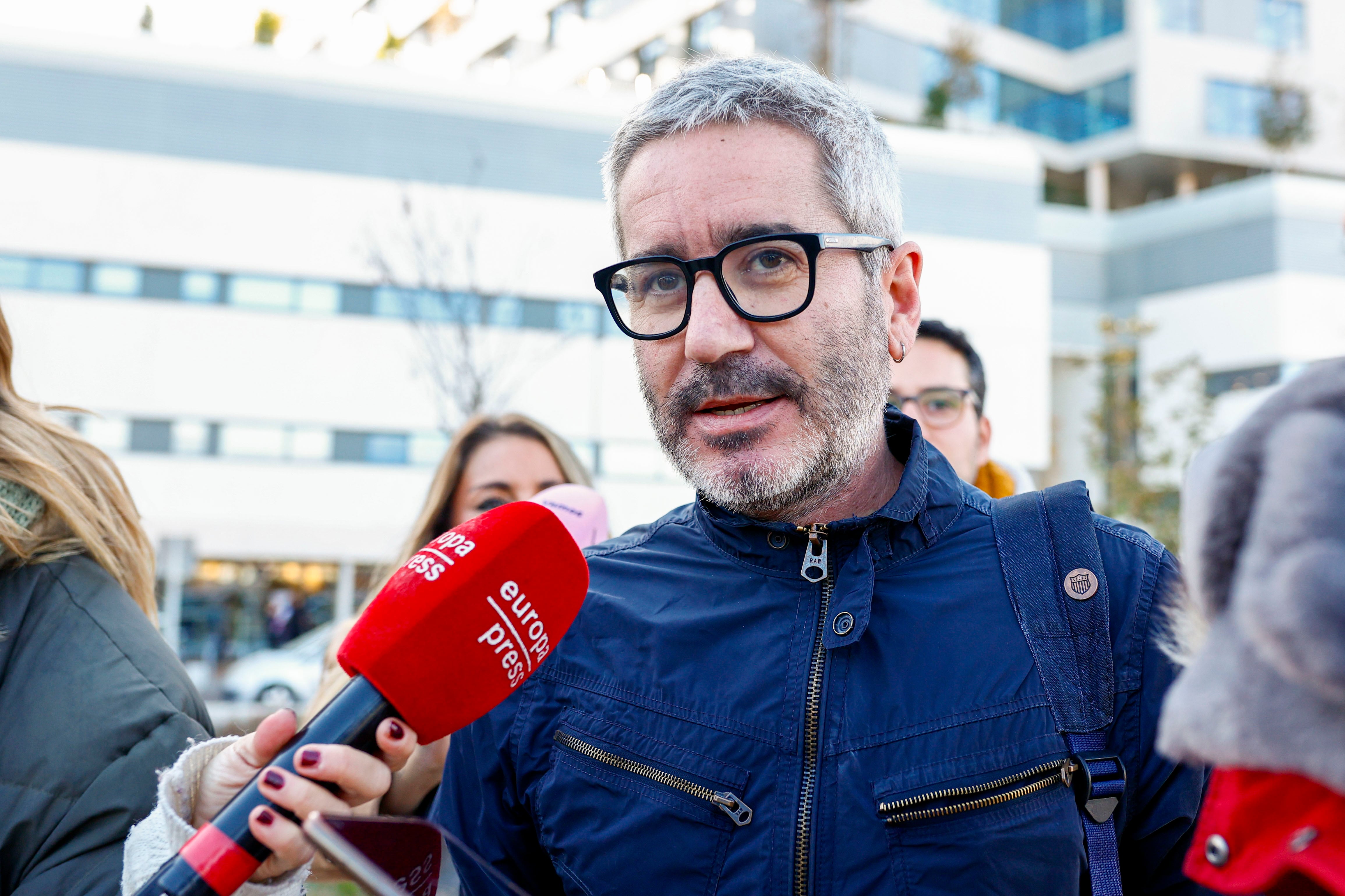 El hijo de Raphael, Jacobo Martos en el hospital 12 de Octubre de Madrid.