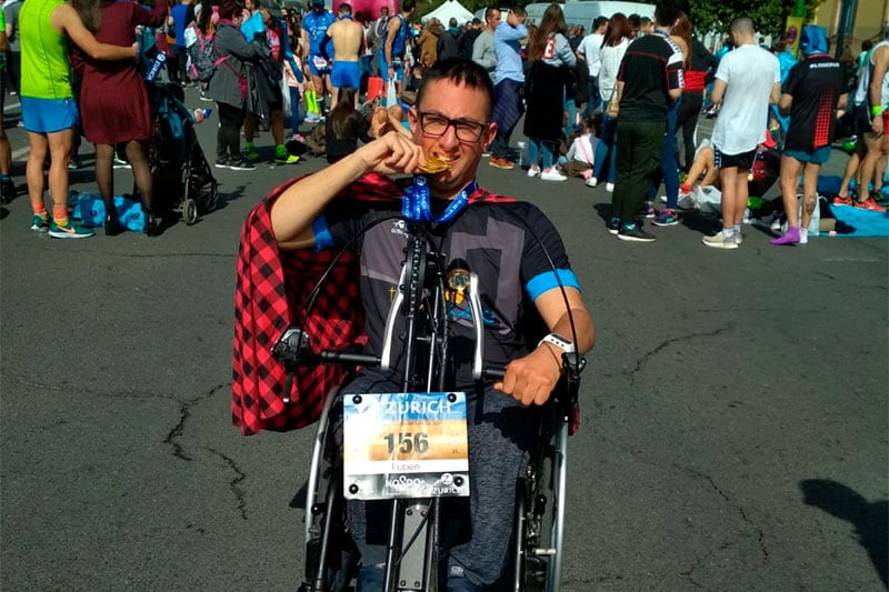 El deportista riojano muestra el premio obtenido en su primera maratón en silla de ruedas | Correr en La Rioja