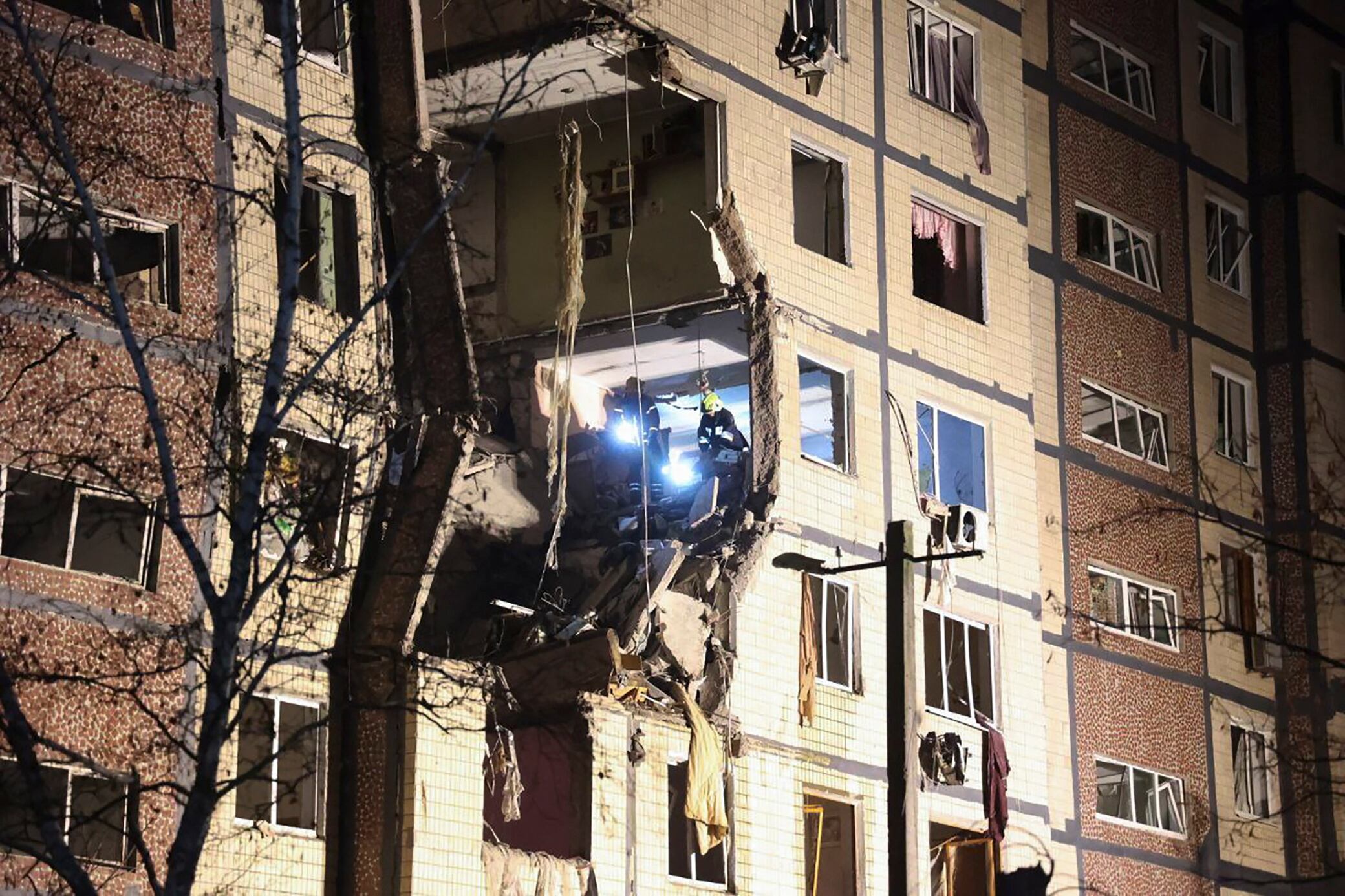 Foto facilitada por la Administración Regional Estatal de Dnipropetrovsk muestra a los equipos de rescate ucranianos trabajando en el lugar donde se produjo un ataque ruso contra un edificio residencial en Dnipro.