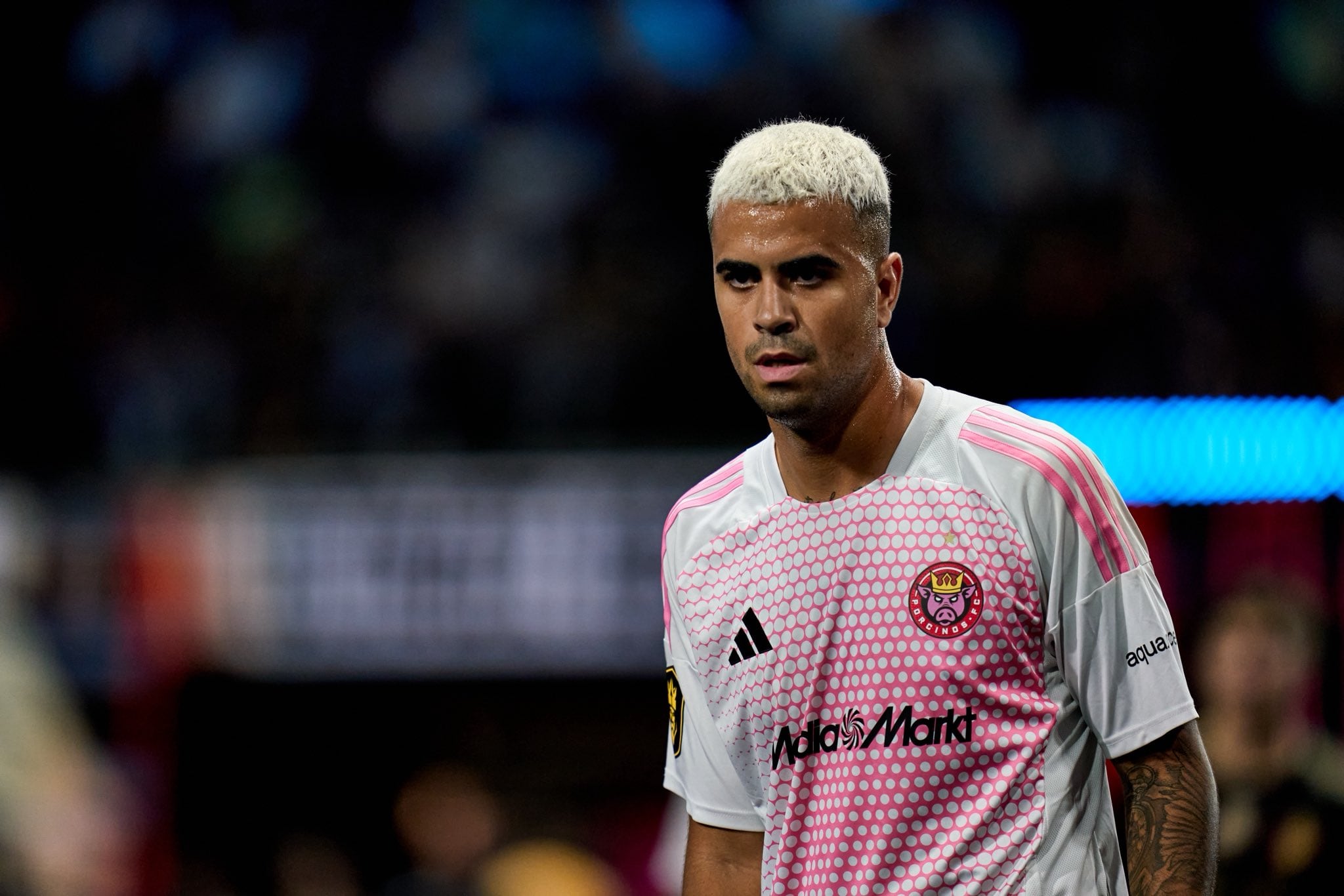 Nicolás Santos en el Cupra Arena disputando un partido de la Kings League con Porcinos