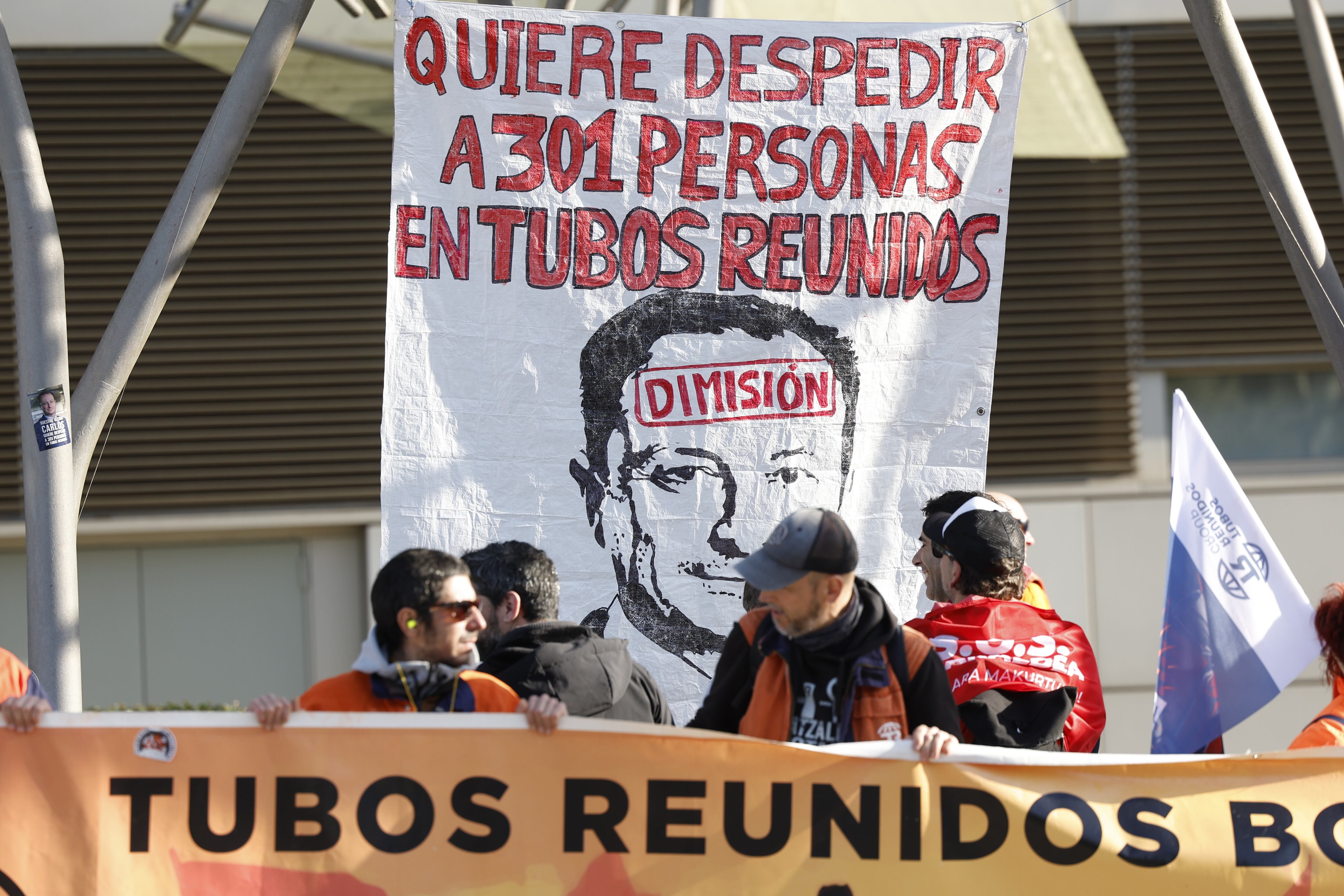 Protesta de trabajadores afectados por el ERE de Tubos Reunidos. EFE/Miguel Toña