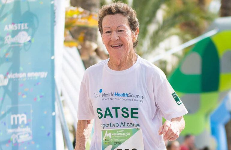 Trini Ayala corriendo la Media Maratón de Alicante