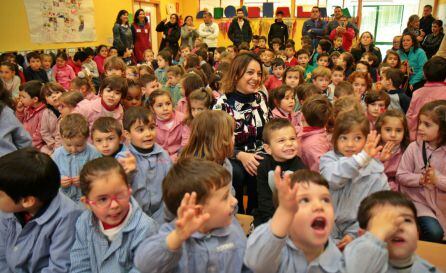 Ambrosio con alumnos del colegio Tirso de Molina