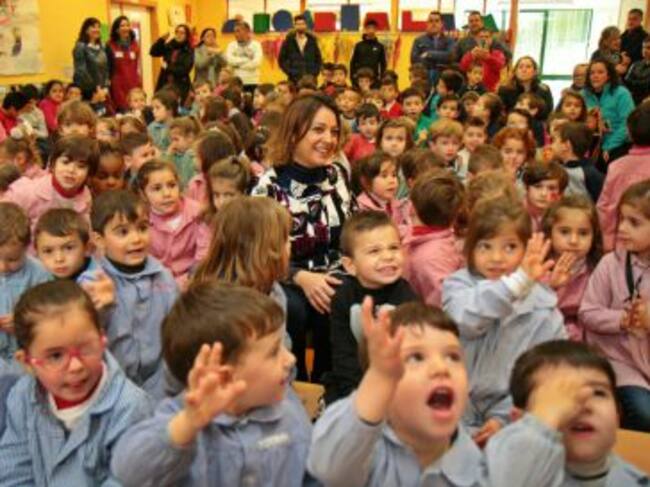 Ambrosio con alumnos del colegio Tirso de Molina
