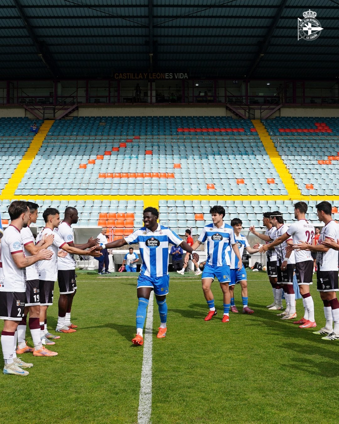 Salida al campo del Deportivo Fabril ante el Salamanca CF UDS/DeporCanteira