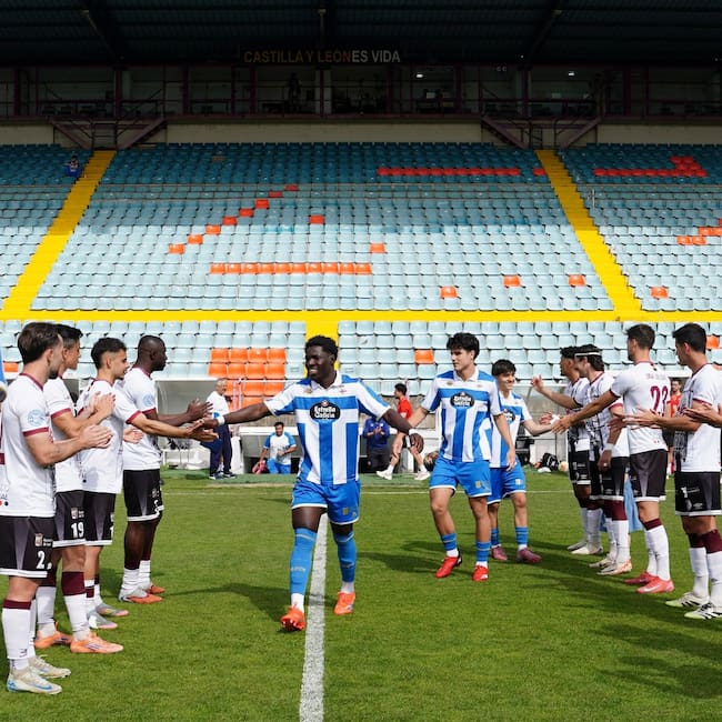 Salida al campo del Deportivo Fabril ante el Salamanca CF UDS/DeporCanteira