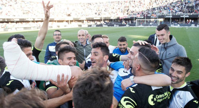 El Efesé, durante la celebración postpartido, manteando a Cristo Martín