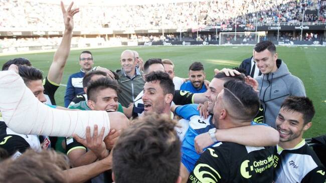 El Efesé, durante la celebración postpartido, manteando a Cristo Martín