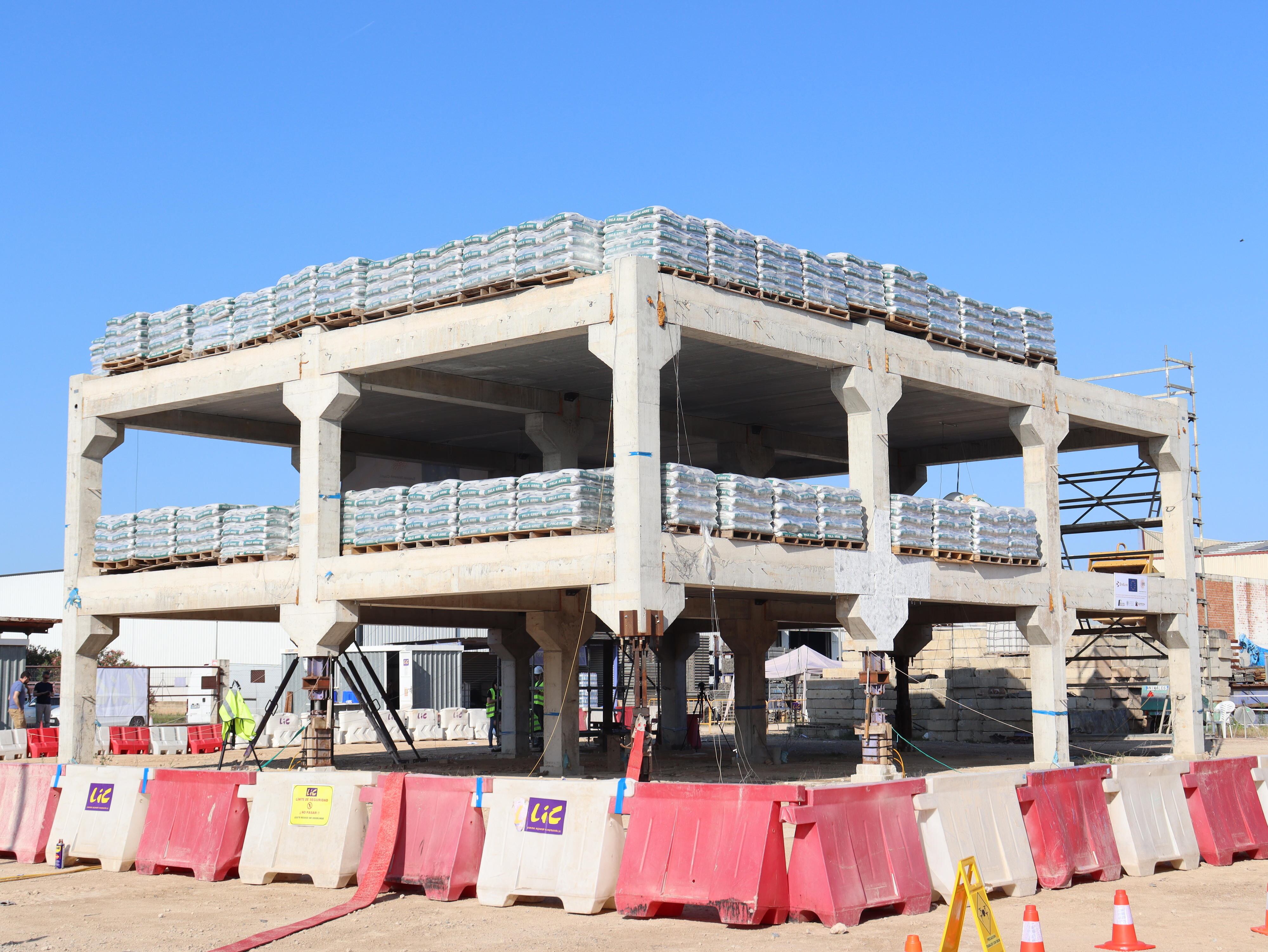 El edificio construido a escala real, antes de la prueba. 
Crédito: José M. Adam