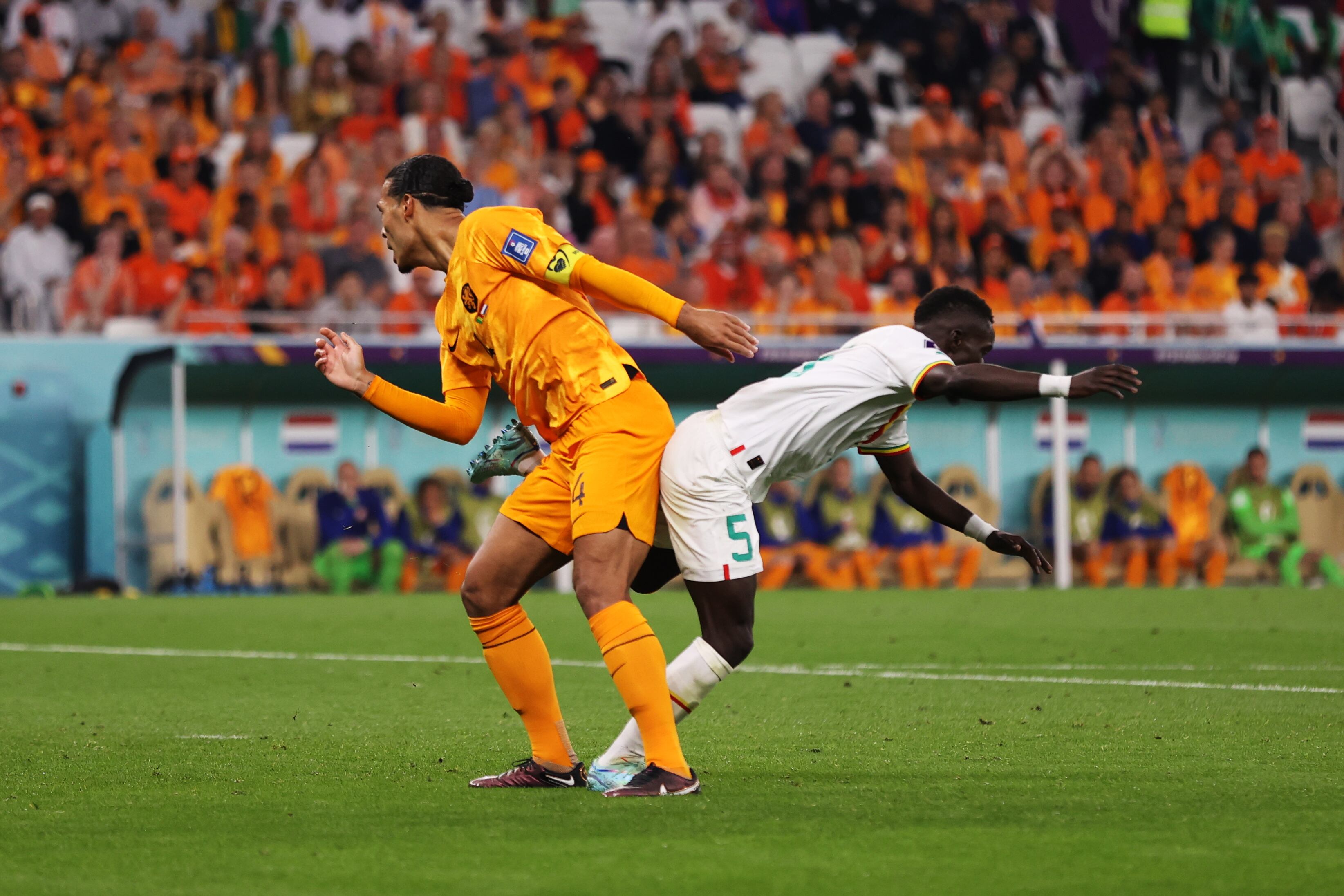 Virgil van Dijk durante el encuentro contra Senegal