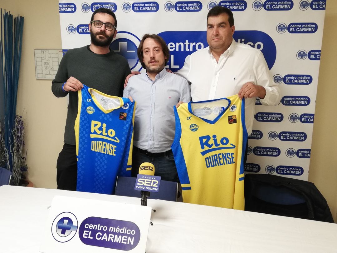 Camilo Álvarez, presidente del Club Ourense Baloncesto, Carlos Rodríguez, gerente del Centro Médico el Carmen y Pablo Álvarez, diseñador ourensano, presentan la nueva camiseta del COB para el playoff de ascenso a la liga ACB.