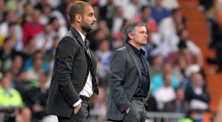 Guardiola y Mourinho durante un partido de fútbol