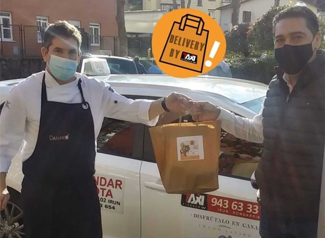 Los taxistas de la comarca colaboran con la hostelería en el reparto de comida a domicilio.