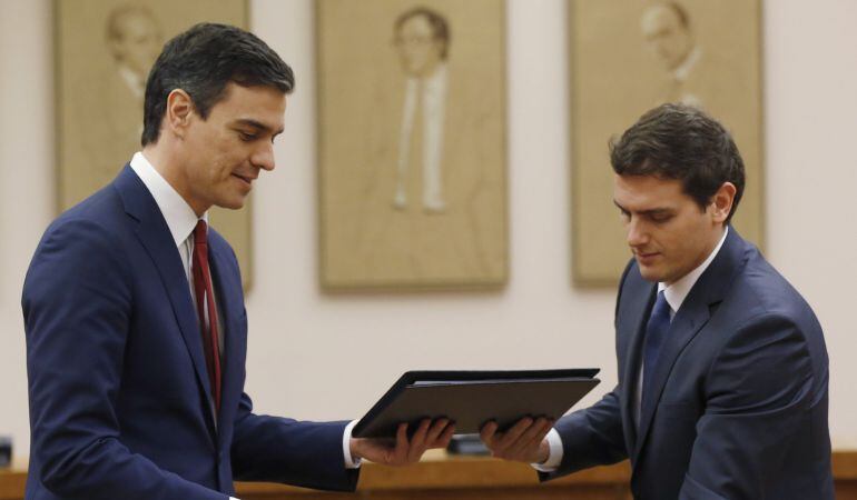 El secretario general del PSOE, Pedro Sánchez, y el presidente de Ciudadanos, Albert Rivera, durante la firma del acuerdo de investidura y legislatura alcanzado entre los dos partidos, hoy en el Congreso de los Diputados.