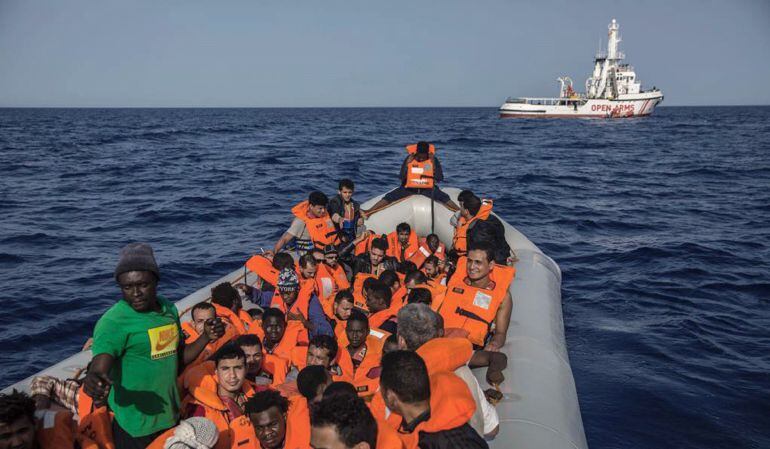 Fotografía facilitada por Proactiva Open Arms, del rescate ayer de 60 migrantes frente a las costas de Libia, los cuales viajan en la embarcación Open Arms rumbo al Puerto de Barcelona