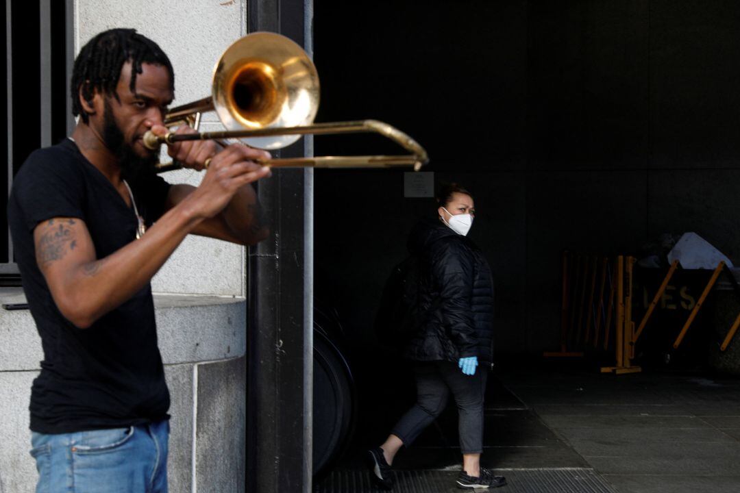 Músico en la boca de metro