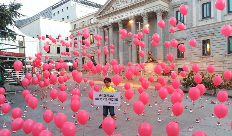 Acto reivindicativo de Save the Children en la puerta del Congreso de los Diputados para denunciar la inacción política frente a los 423 niños refugiados que han muerto en el Mediterráneo en el último año.