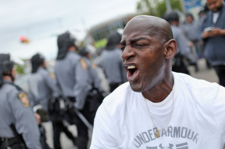 Un hombre protesta en las calles de Baltimore