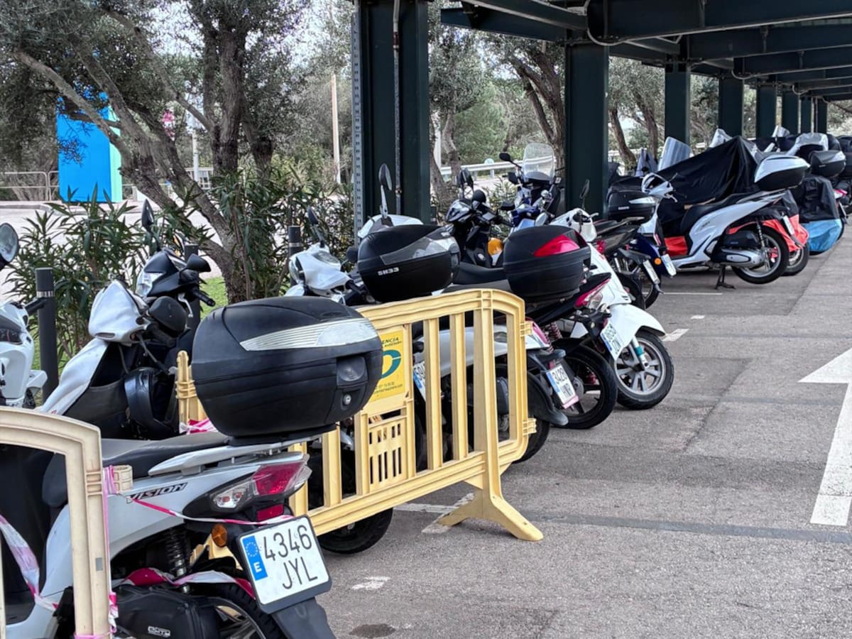El Parlament insta AENA a reorganitzar l’aparcament de motocicletes de l'Aeroport de Menorca per afavorir la rotació