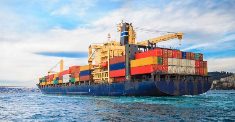 Un carguero transporta el material destinado a otros países.