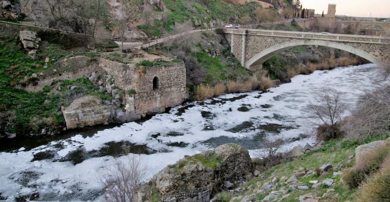 Arrastre de espumas en el río Tajo a su paso por Toledo