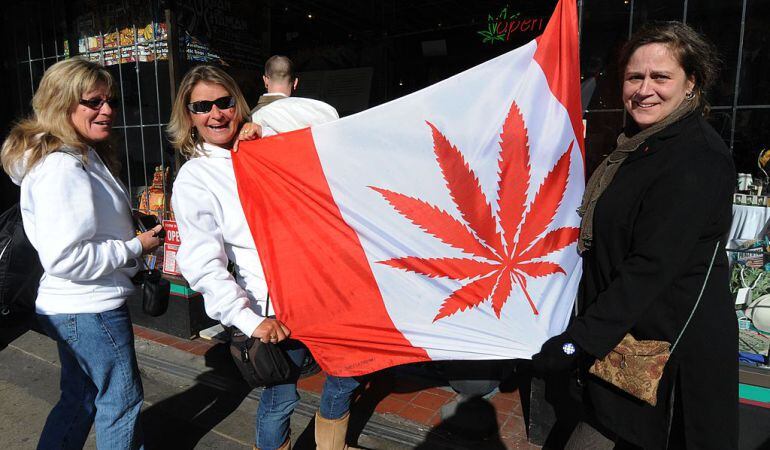 La bandera canadiense con la hoja de la marihuana.