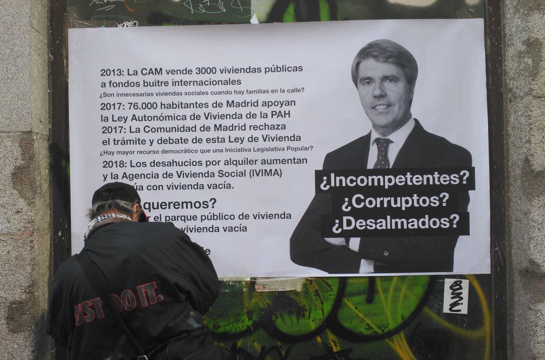 Activistas por la vivienda colocan carteles en el edificio 17 de la calle Valencia donde la mayor parte de las casas están vacías.  