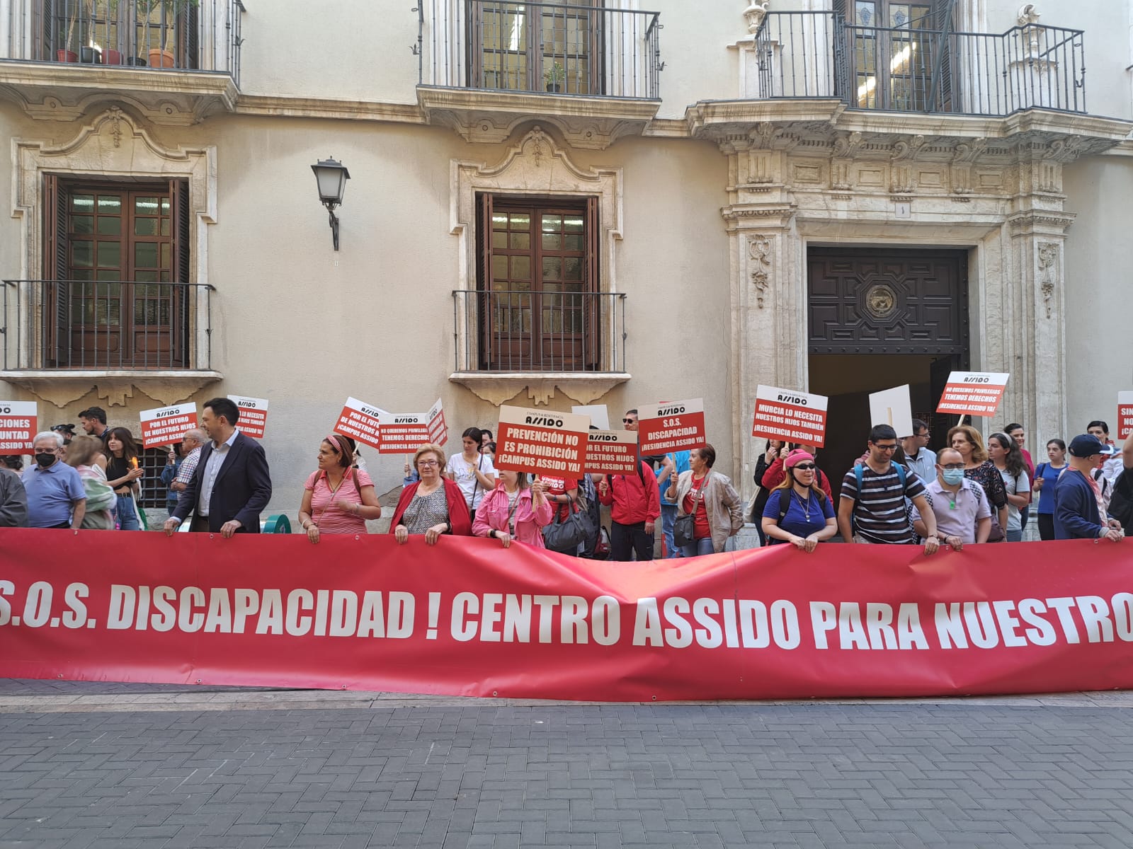 Miembros de ASSIDO protestan en las puertas de la CHS