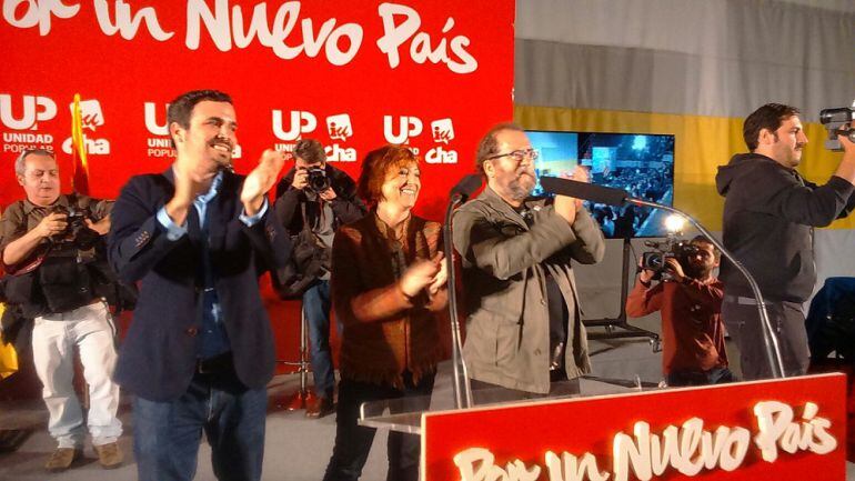 El candidato a la presidencia del Gobierno, Alberto Garzón, junto a los candidatos por Zaragoza Rosa Magallón y Chesús Yuste