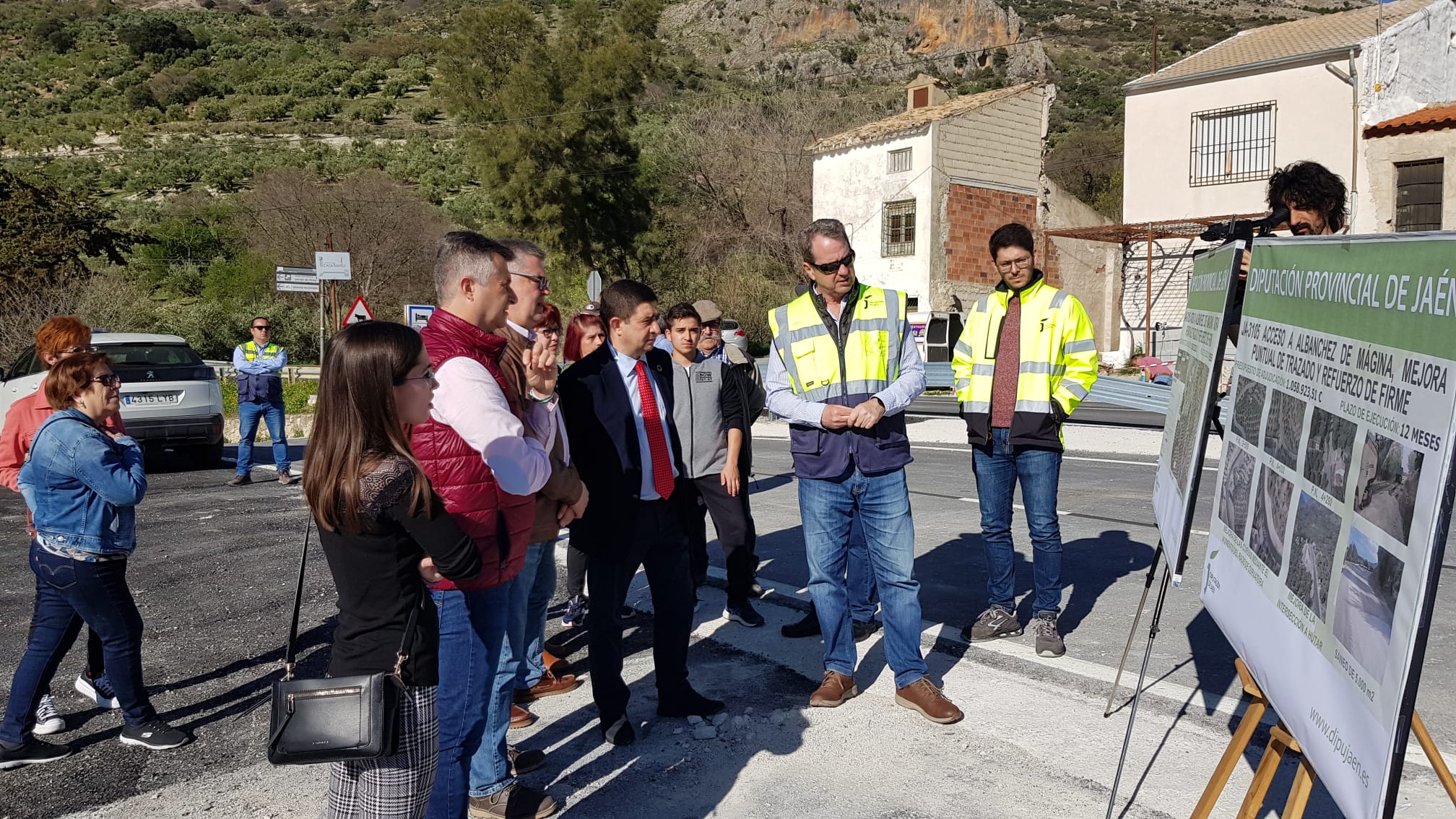 Los asistentes atienden las explicaciones de los técnicos