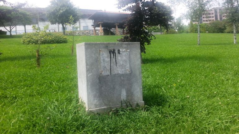 El primer monumento en España que recuerda a las vítimas del Holocausto, destrozado desde noviembre de 2015.