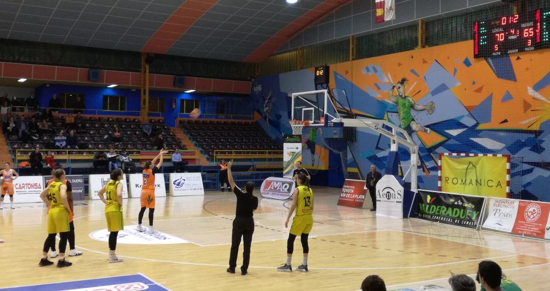 Laura Quevedo anotando el último punto del partido