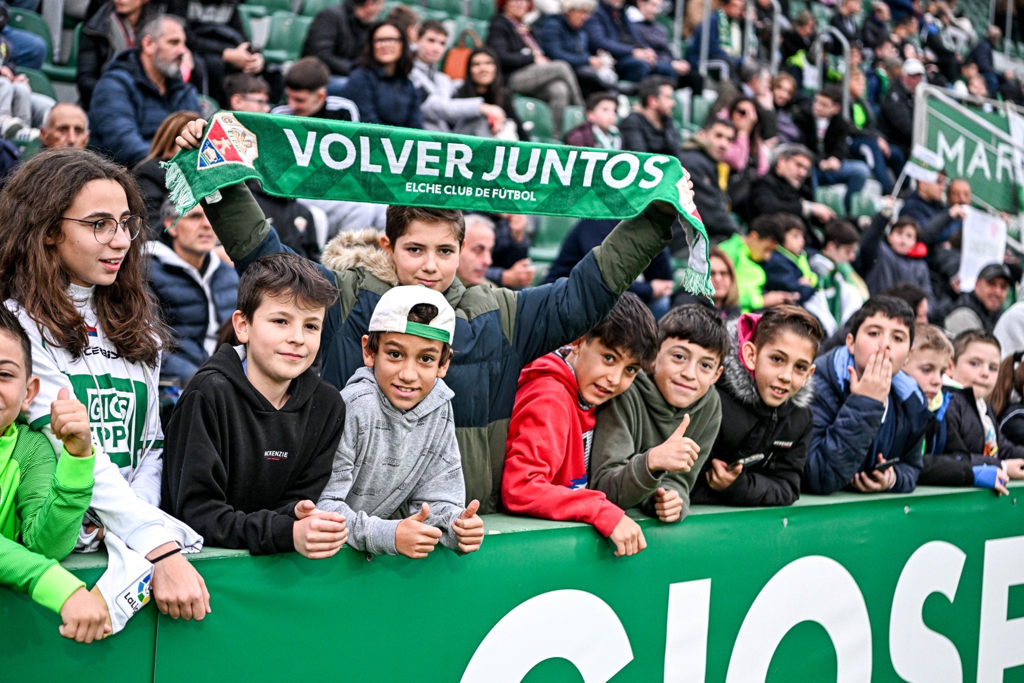 Jóvenes aficionados del Elche en el estadio Martínez Valero