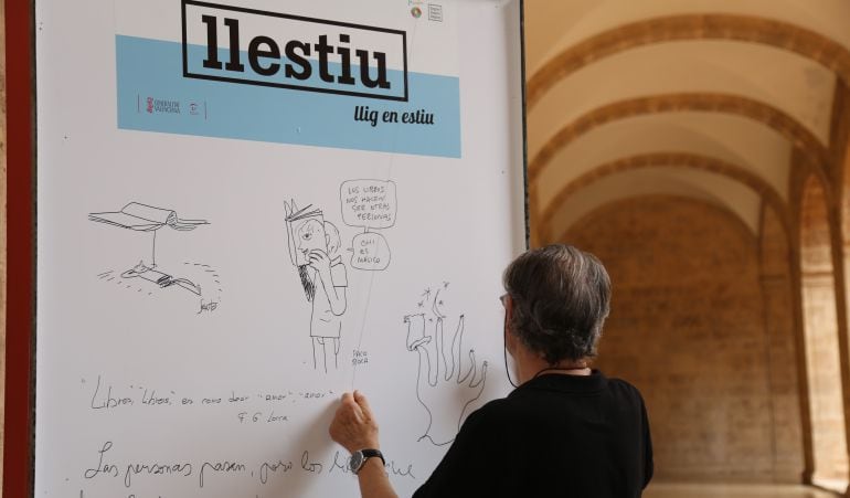 Miguel Calatayud en la presentación de la campaña &#039;Llestiu, llig en estiu&#039;.