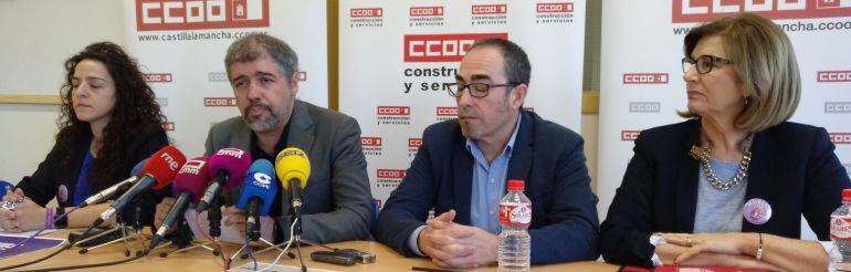 Unai Sordo junto a Paco de la Rosa y las secretarias Remedios Toboso y Elena Blasco