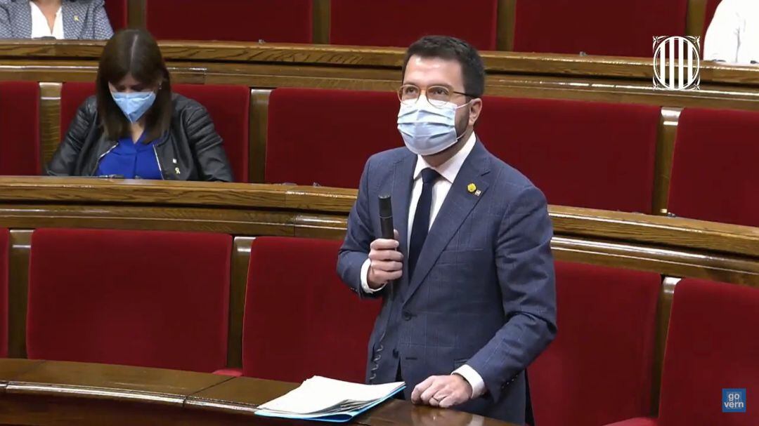 El vicepresidente con funciones de presdiente de la Generalitat, Pere Aragonès, en el pleno del Parlament. 